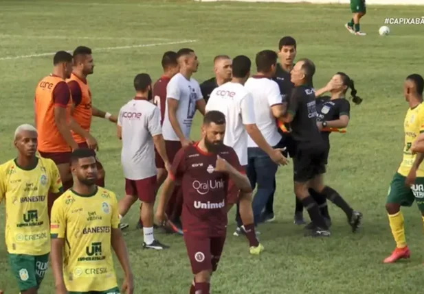 Momento em que o técnico acerta a árbitra assistente no campeonato capixaba