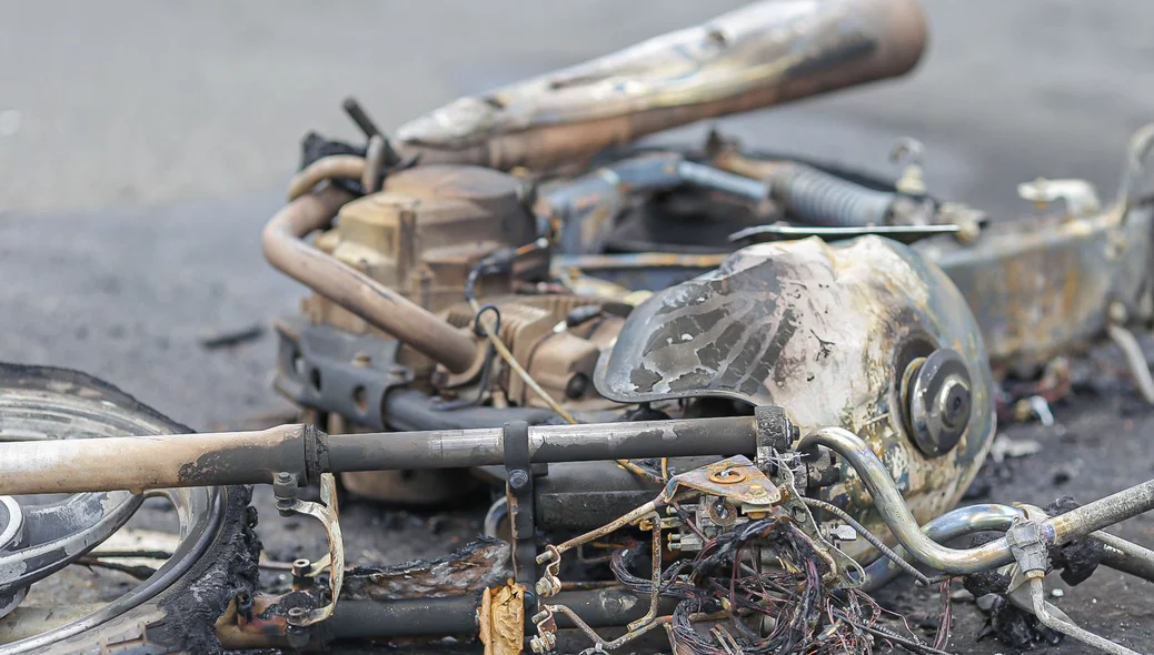 Moto pegou fogo após o acidente