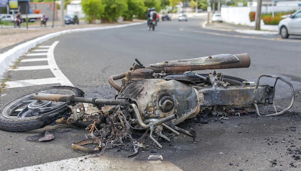 Moto totalmente destruída