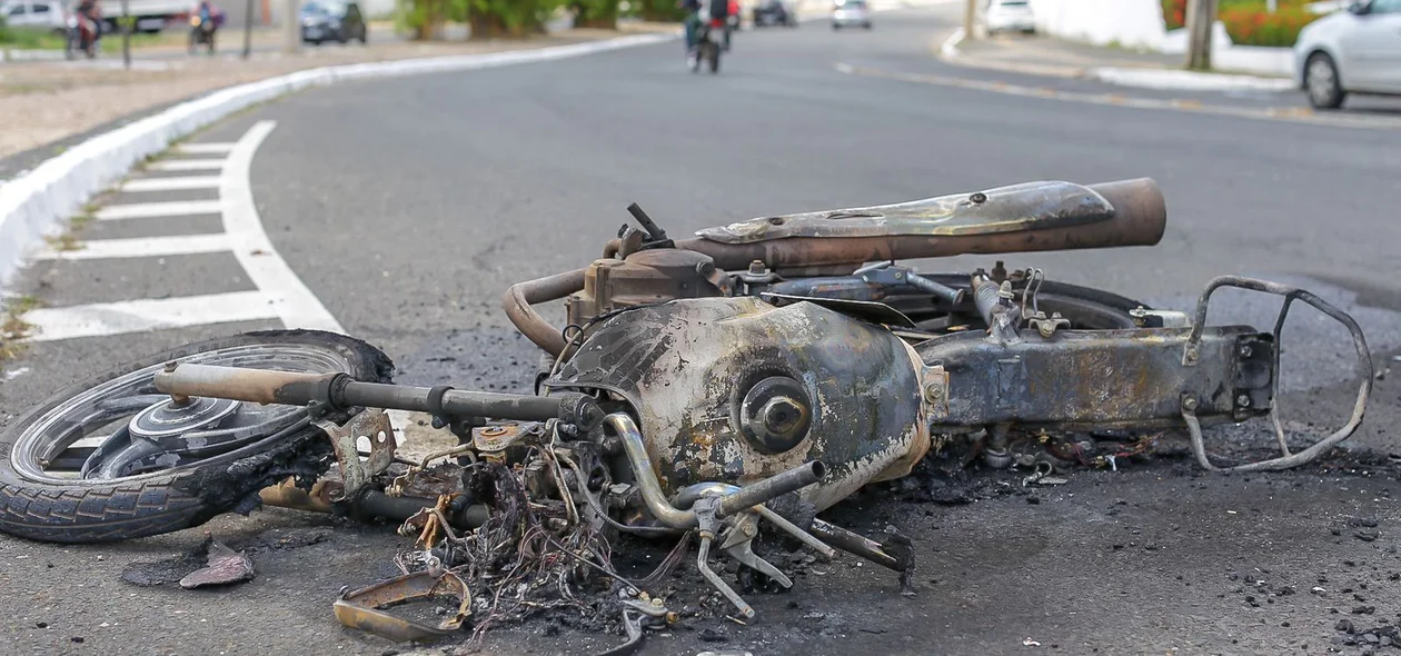 Moto totalmente destruída