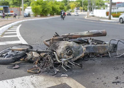 Moto totalmente destruída
