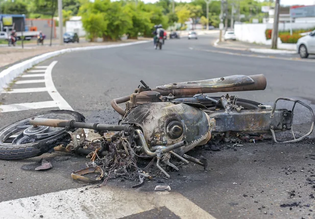 Moto totalmente destruída