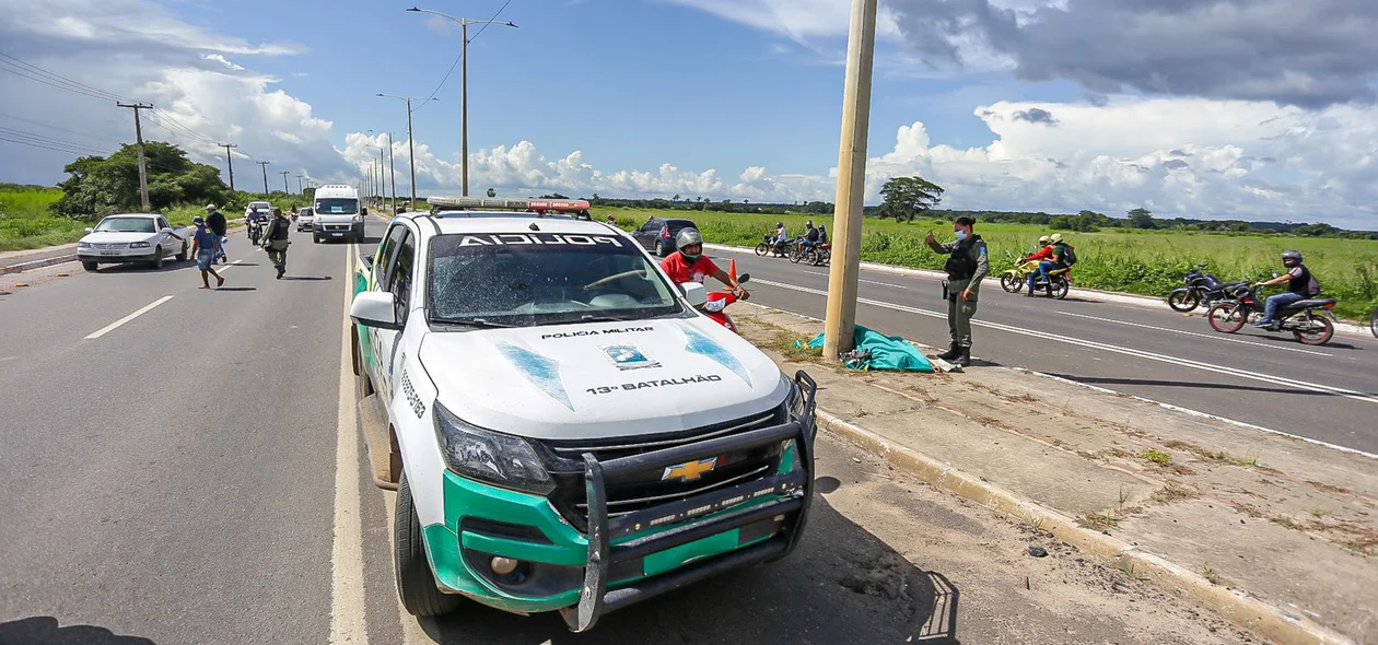 Motociclista morre após colidir em poste na Avenida Poti Velho