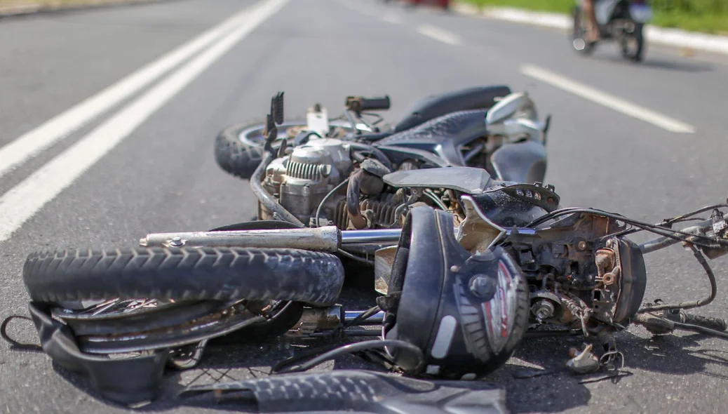 Motociclista morre após colidir em poste