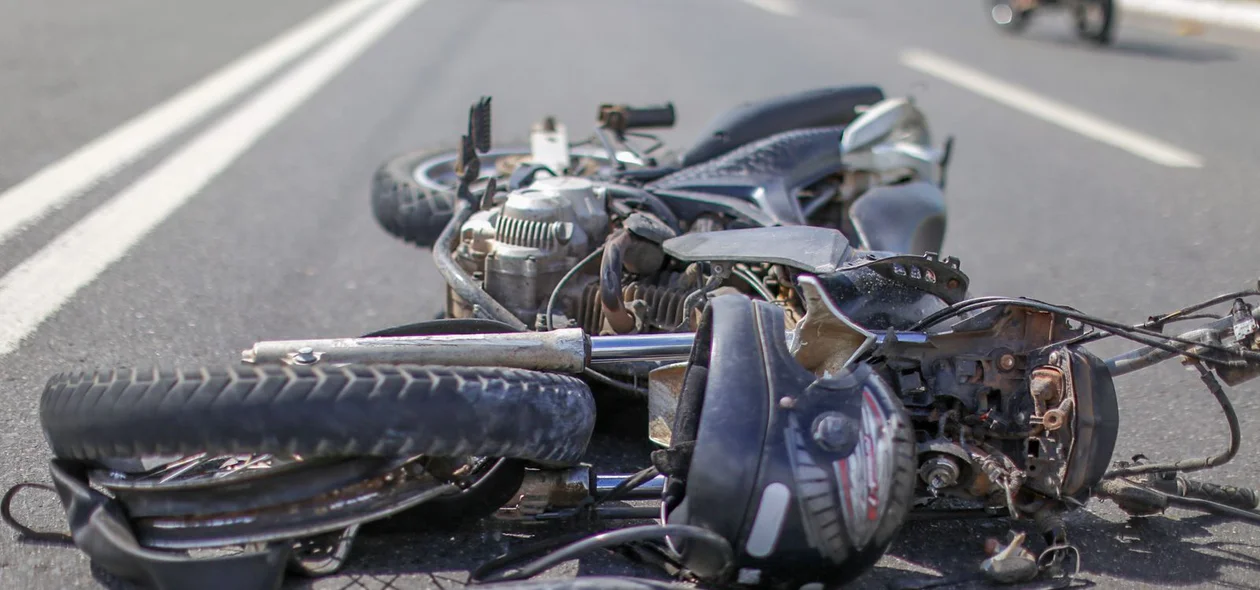 Motociclista morre após colidir em poste