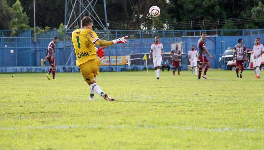 Nicolas, goleiro do Fluminense cobra tiro de meta