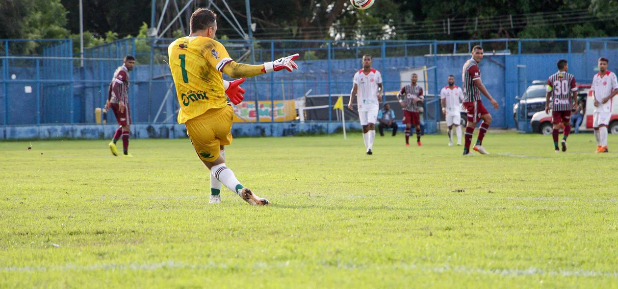 Nicolas, goleiro do Fluminense cobra tiro de meta