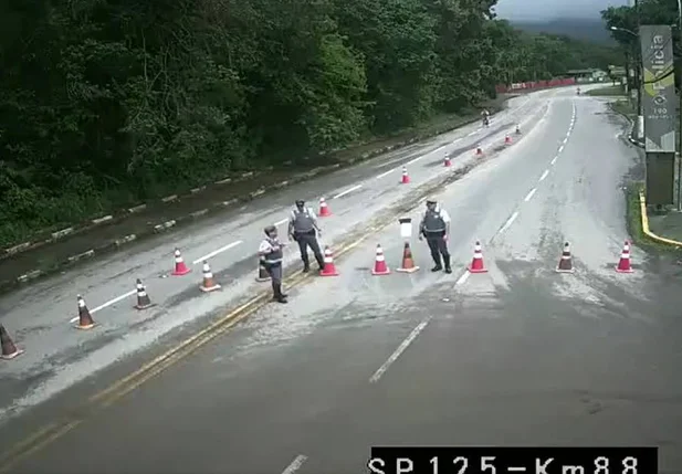 Novos desabamentos atingem rodovias do RJ e SP