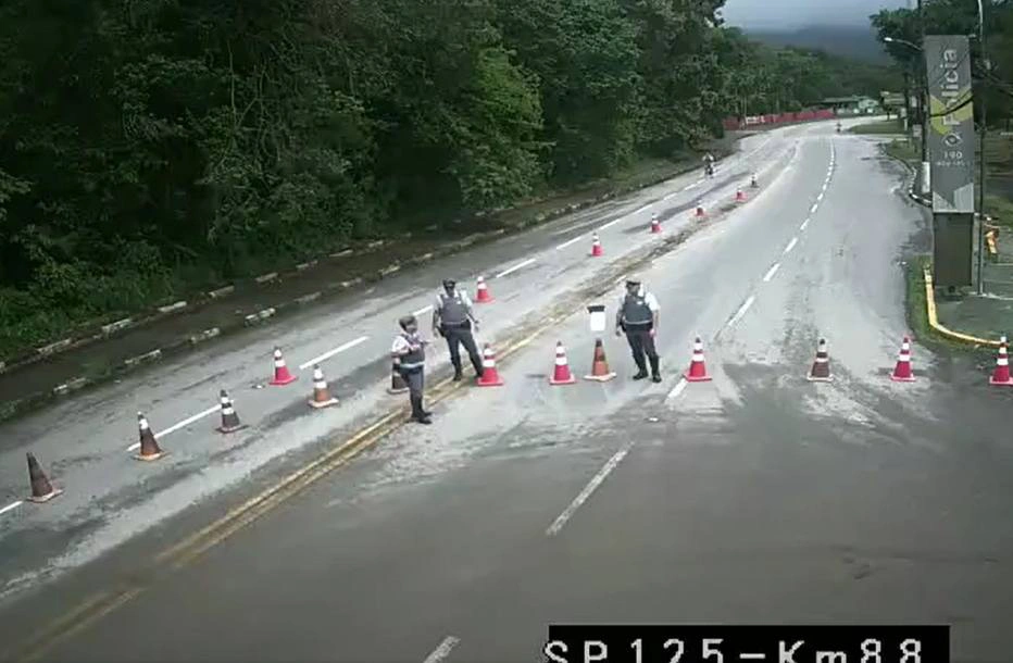 Novos desabamentos atingem rodovias do RJ e SP