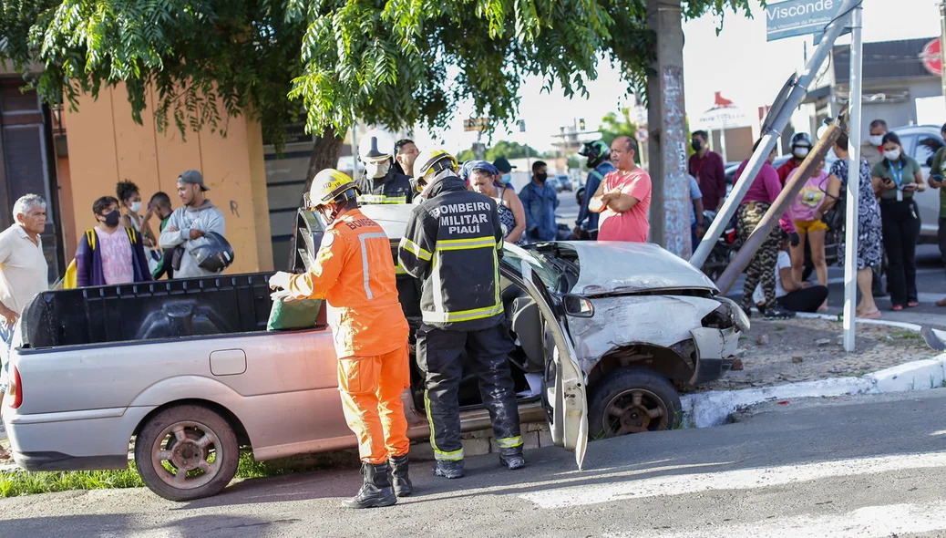 O acidente ocorreu no cruzamento das duas vias