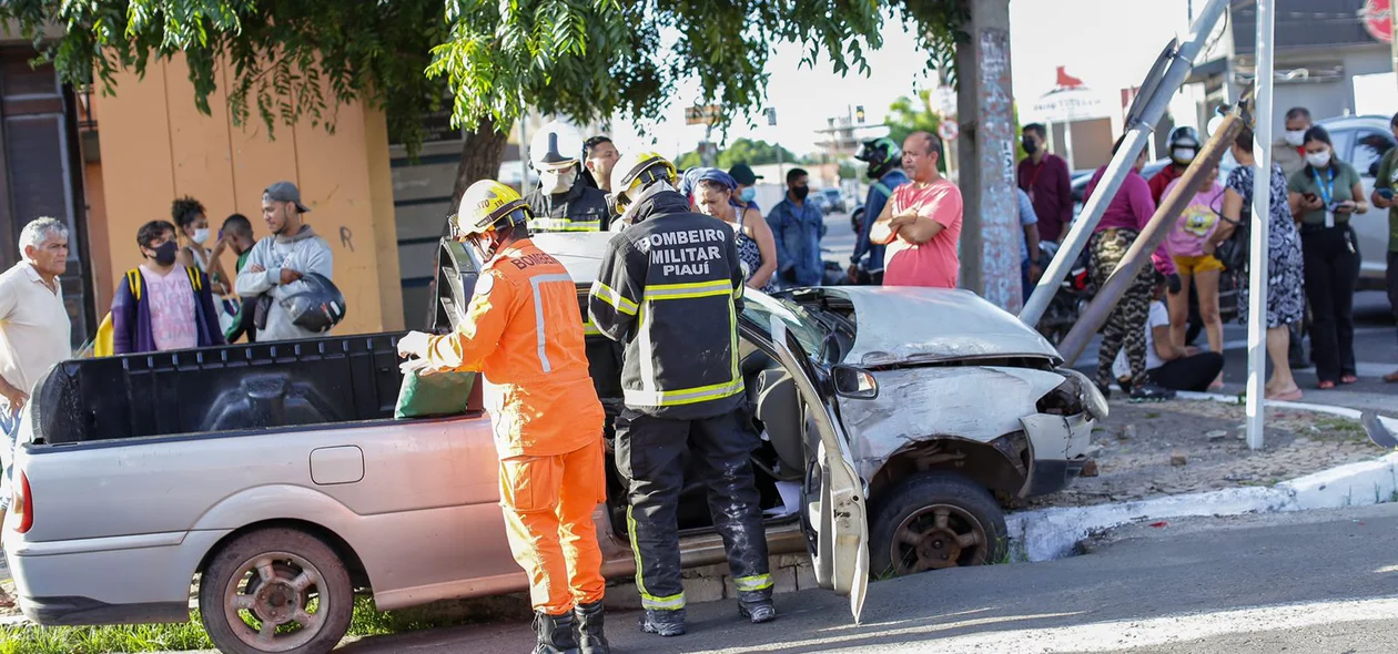O acidente ocorreu no cruzamento das duas vias