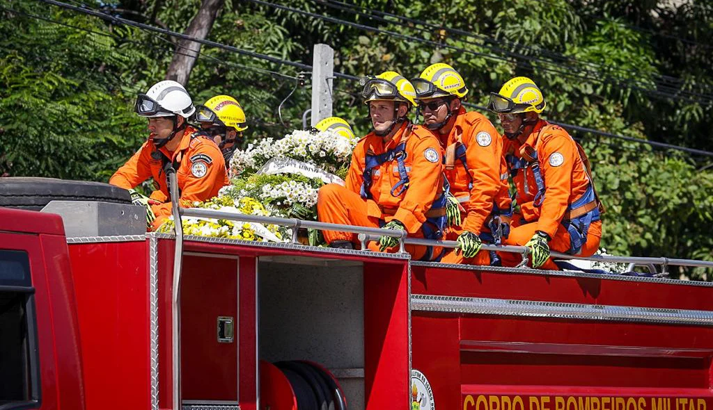 O caixão do tenente-coronel seguiu o trajeto do cortejo acompanhado por colegas de profissão