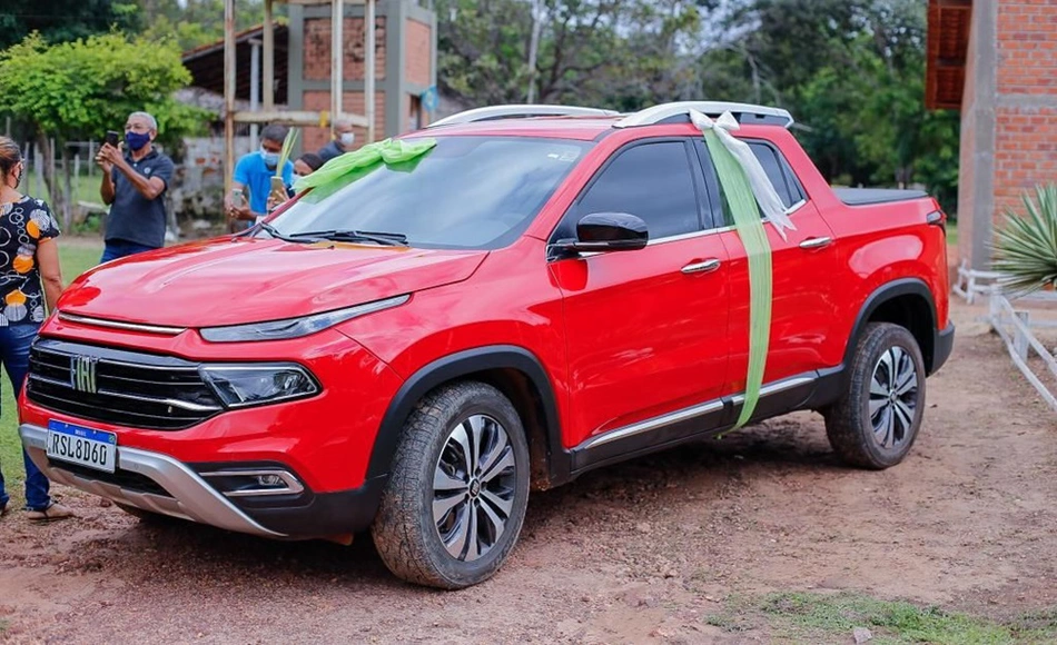 O carro foi entregue neste domingo