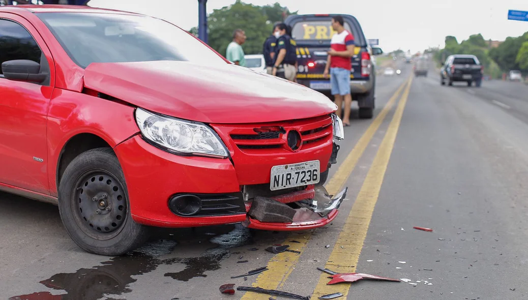 O condutor do carro vermelho permaneceu no local