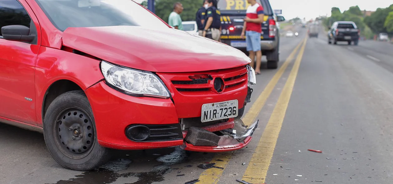 O condutor do carro vermelho permaneceu no local