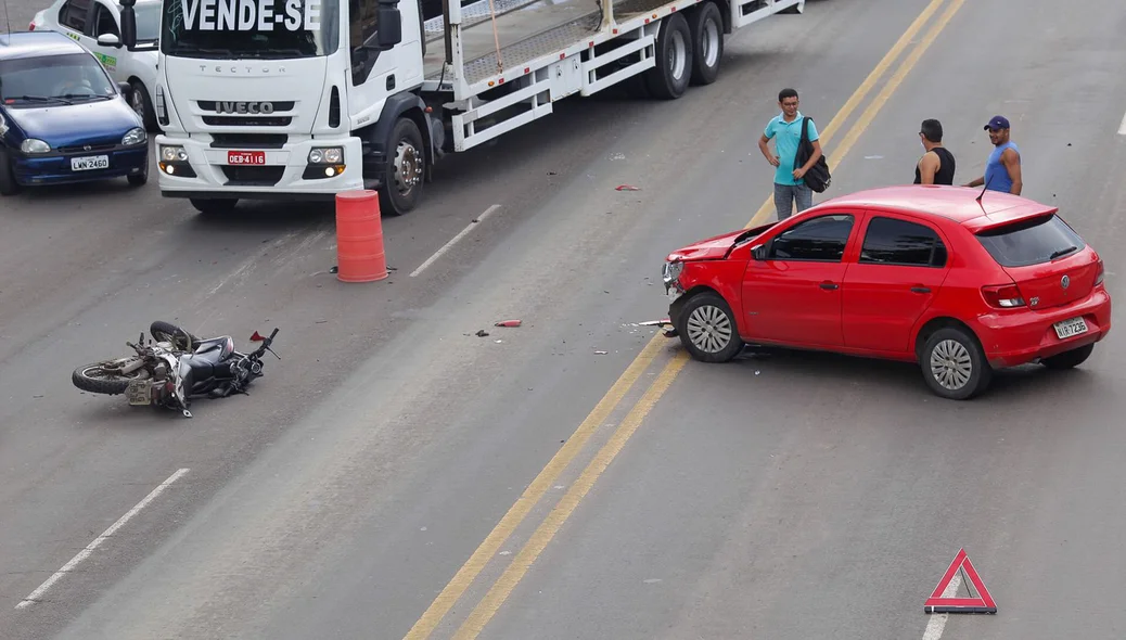 O condutor do carro vermelho tentou realizar uma curva à esquerda