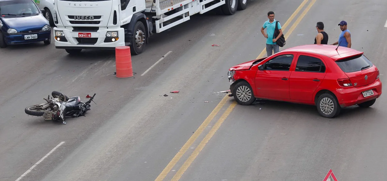 O condutor do carro vermelho tentou realizar uma curva à esquerda