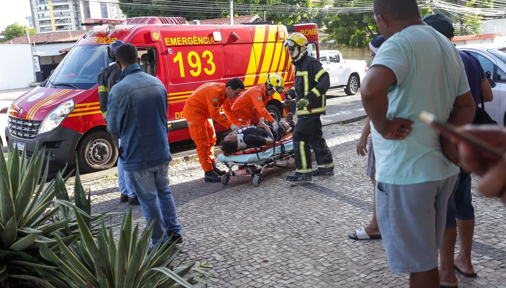 O motorista foi socorrido pelo Corpo de Bombeiros
