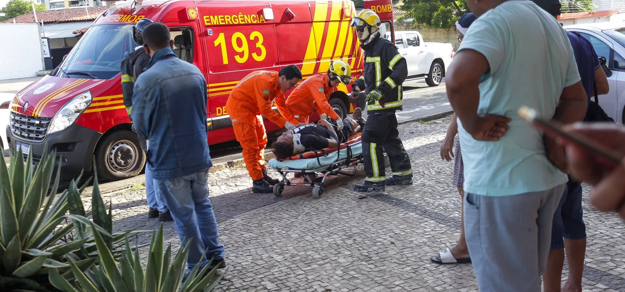 O motorista foi socorrido pelo Corpo de Bombeiros