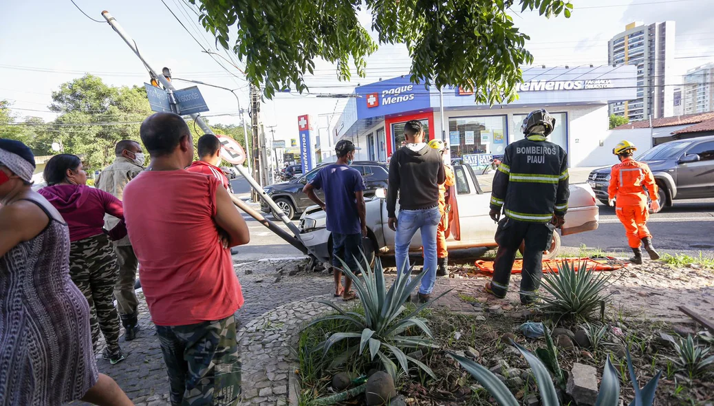 O motorista invadiu o sinal vermelho
