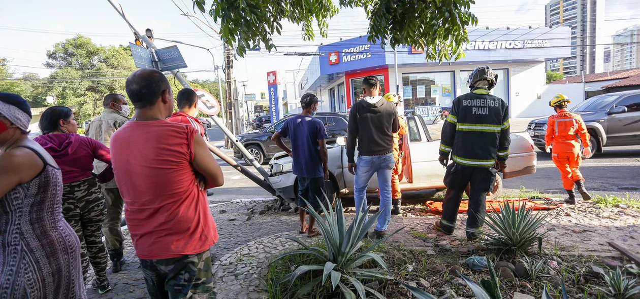 O motorista invadiu o sinal vermelho