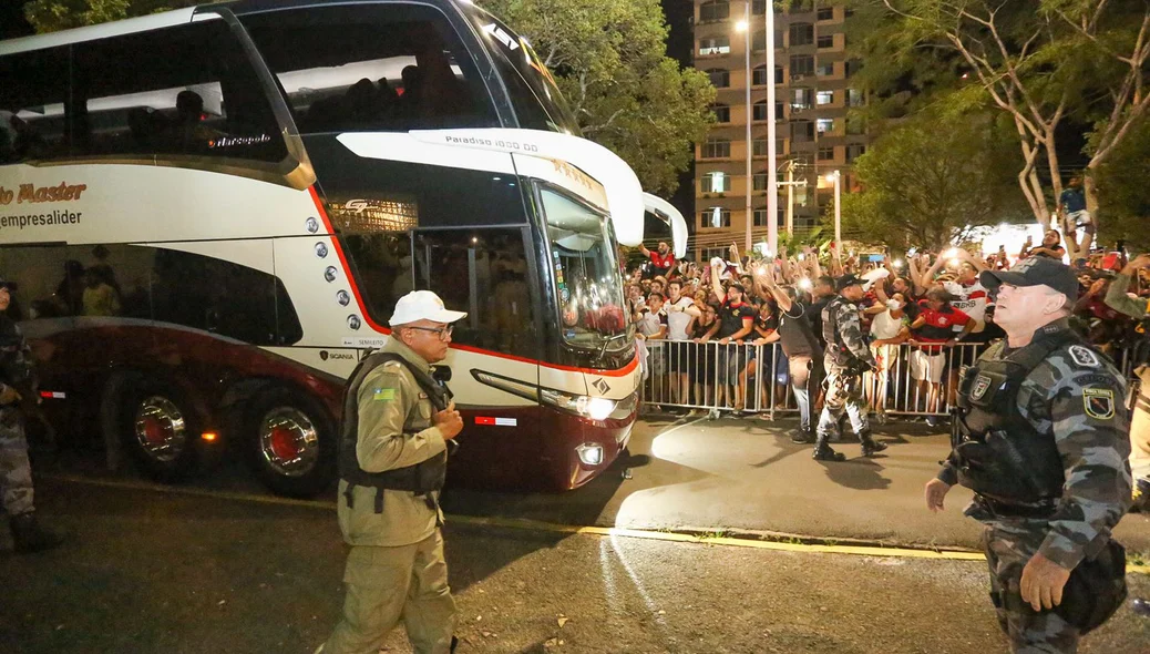 Ônibus com os jogadores chegando