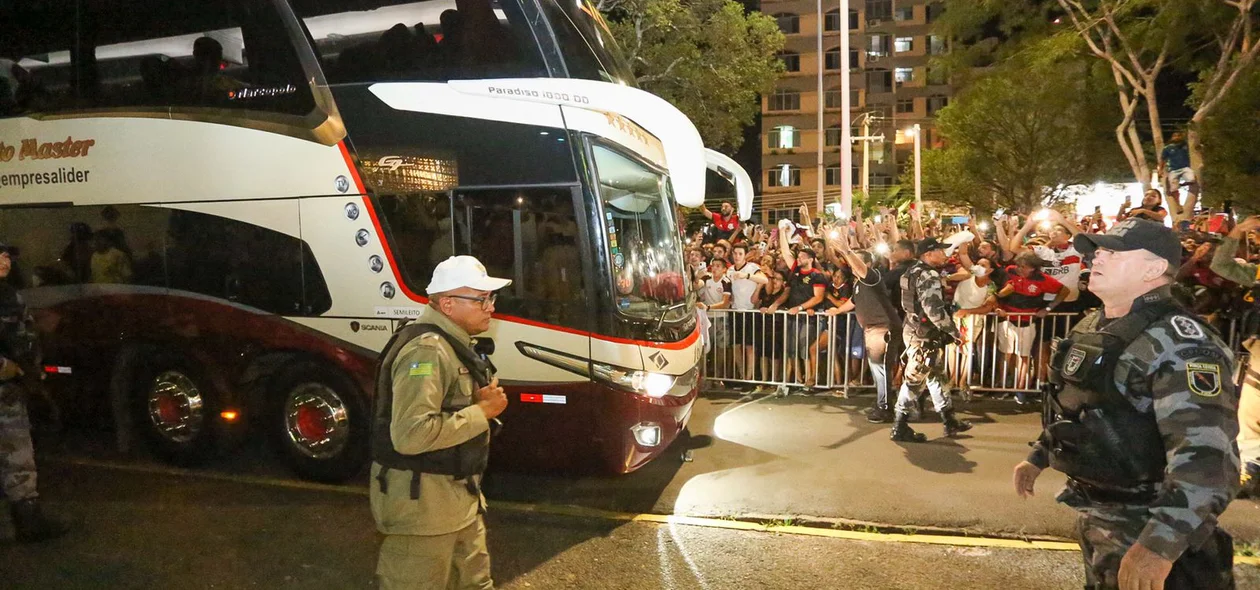 Ônibus com os jogadores chegando