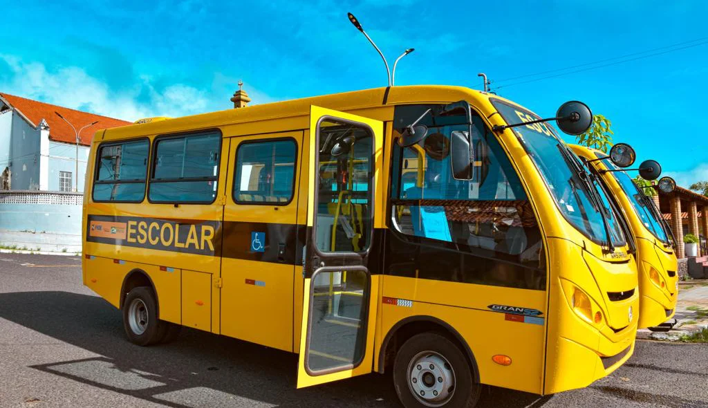 Ônibus escolares doados para a Secretaria Municipal de Educação