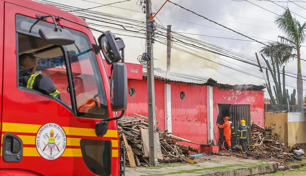Panificadora pega fogo no Lourival Parente