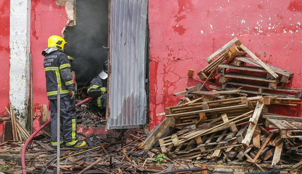 Parte do material foi retirado pelo Corpo de Bombeiros
