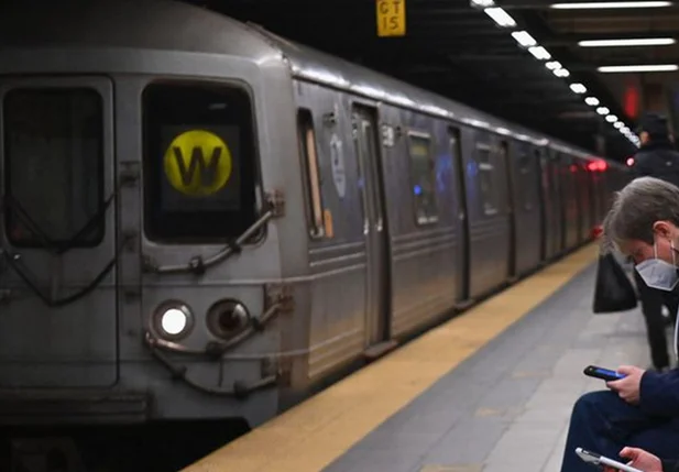 Passageiros aguardando o metrô na estação da Rua 36, no Brooklyn, um dia após o ataque