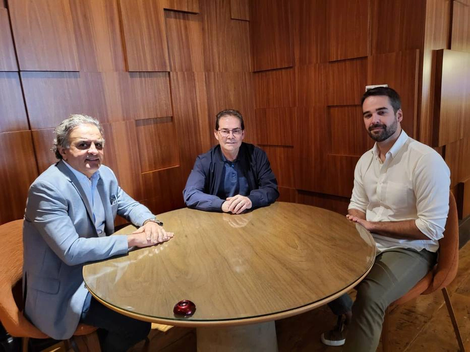 Paulinho da Força, ao centro, acompanhado de Aécio Neves e Eduardo Leite