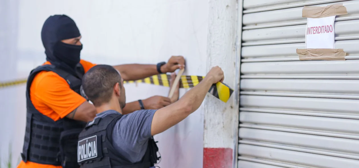 Policiais interditam loja