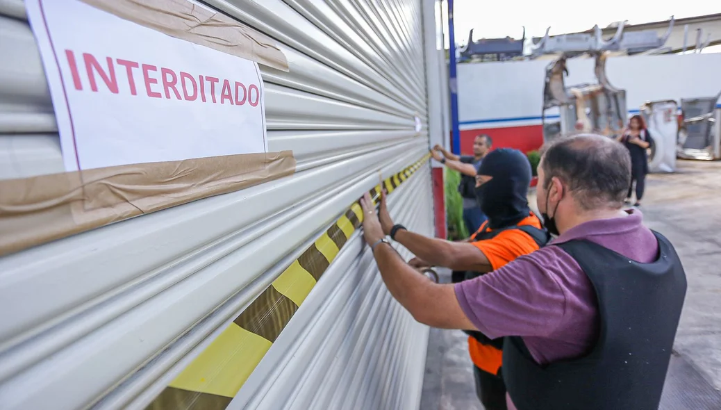 Policiais interditando a loja