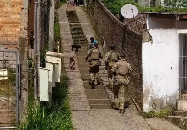 Policiais militares do Batalhão de Operações Especiais (BOPE) realizam patrulhamento na zona sul de Porto Alegre
