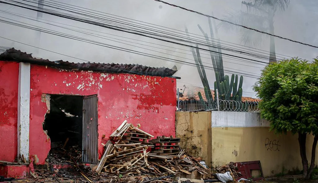 Populares relataram ainda que as chamas chegaram a ultrapassar o teto