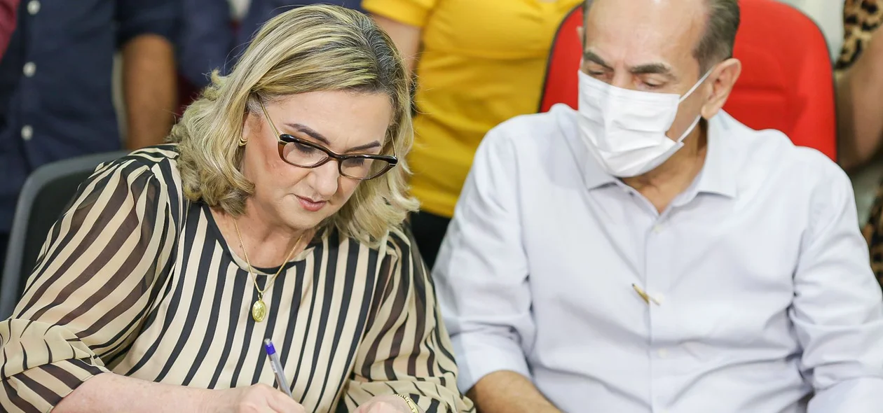 Prefeita assinando a ficha de filiação