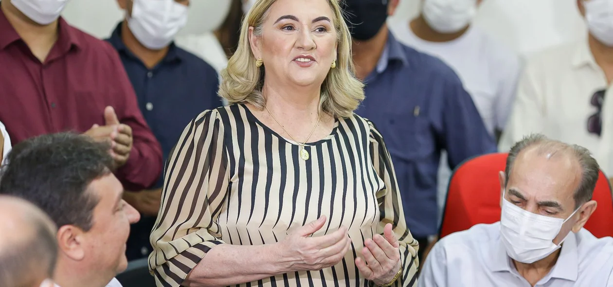Prefeita durante seu pronunciamento