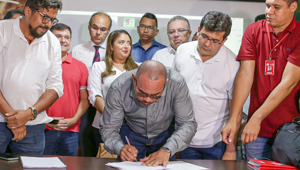 Prefeito Alemão assina ficha de filiação