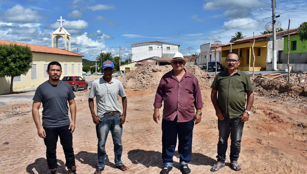 Prefeito Netinho na obra de construção do mercado
