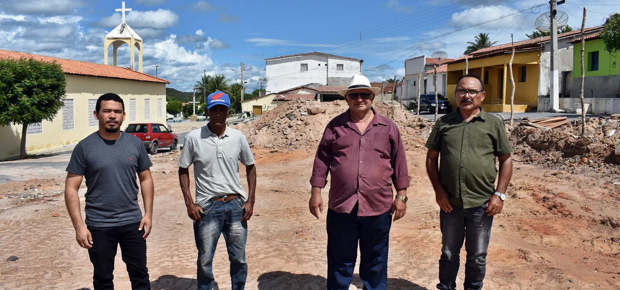 Prefeito Netinho na obra de construção do mercado
