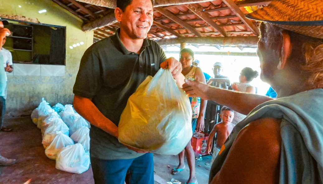 Prefeito Veim da Fetraf entregando os alimentos