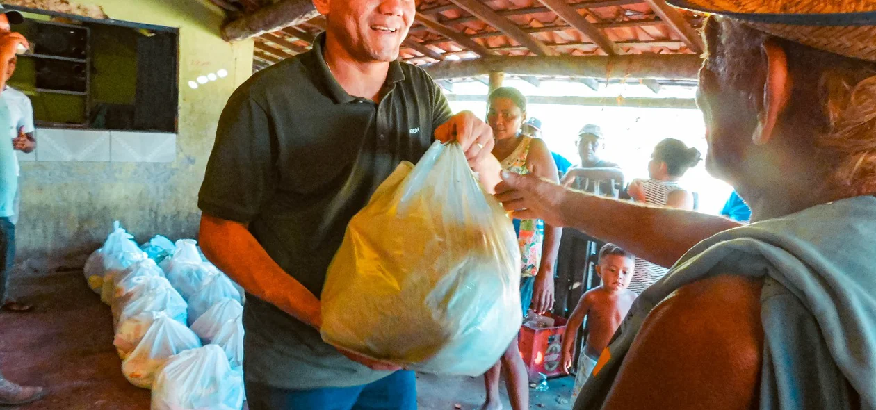 Prefeito Veim da Fetraf entregando os alimentos