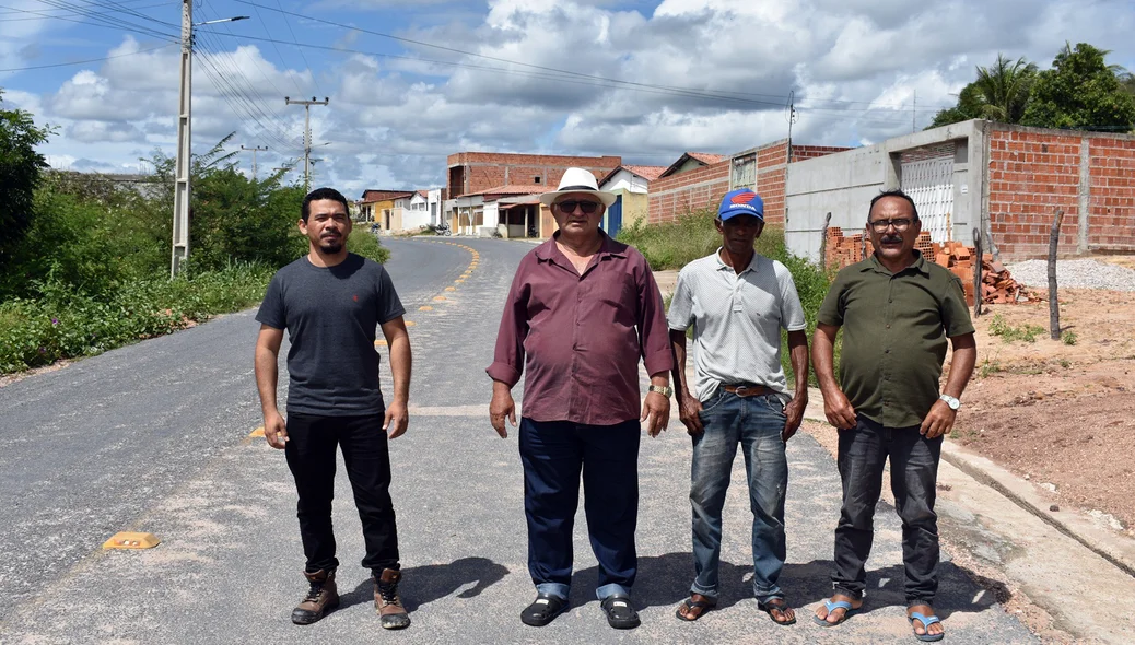 Prefeito visita pavimentação