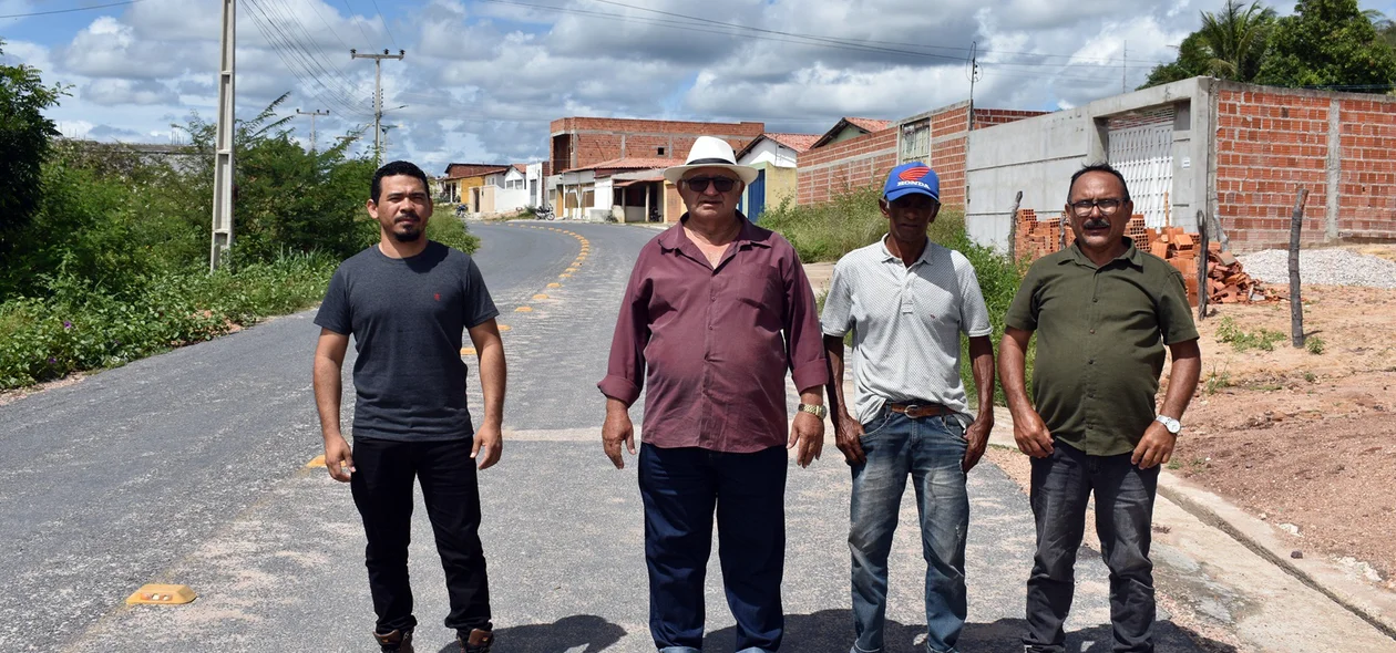 Prefeito visita pavimentação
