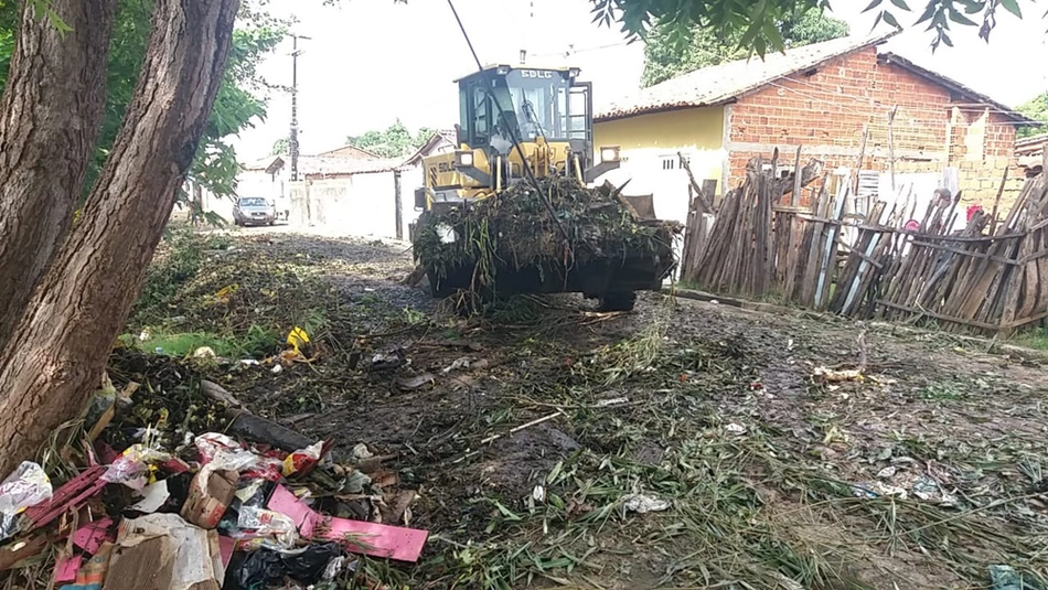 Prefeitura realizando limpeza nas ruas da zona Norte de Teresina