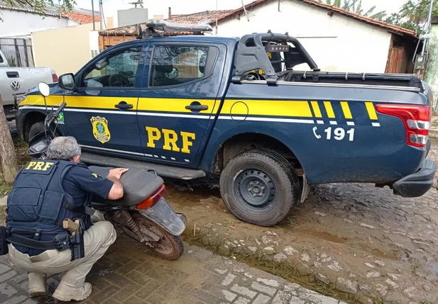 PRF apreende motocicleta