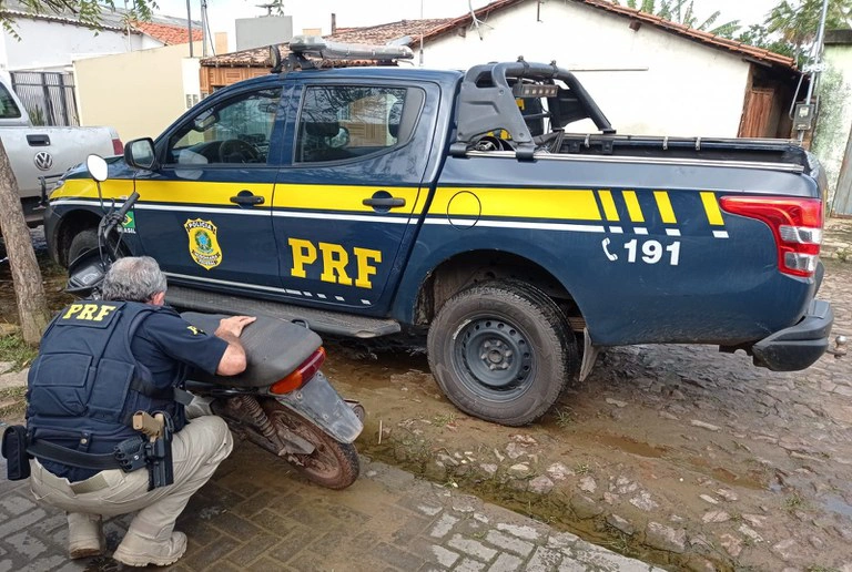 PRF apreende motocicleta