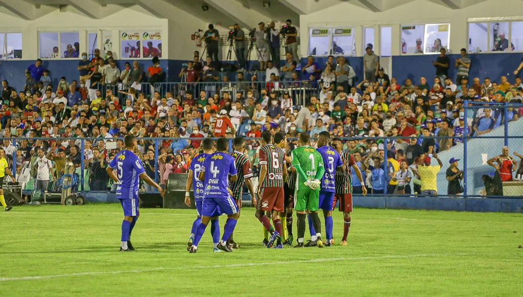 Primeiro tempo bastante disputado