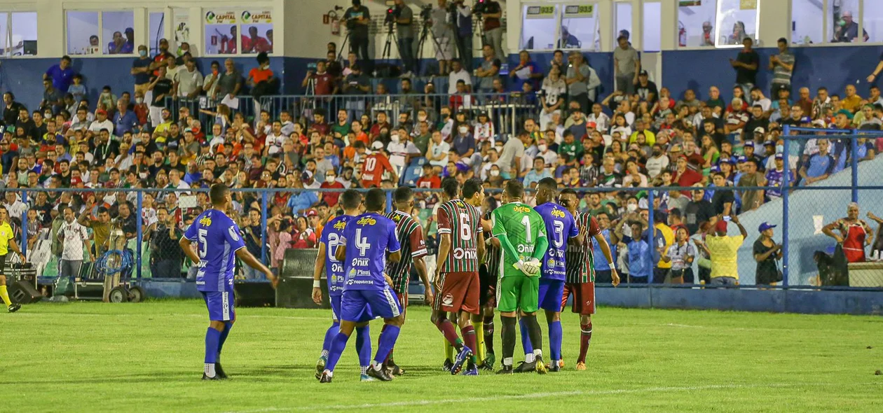 Primeiro tempo bastante disputado